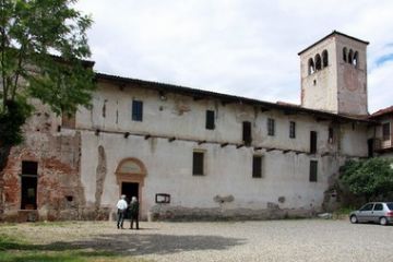 Veduta laterale della chiesa (foto di Alessandro Vecchi - 2013)